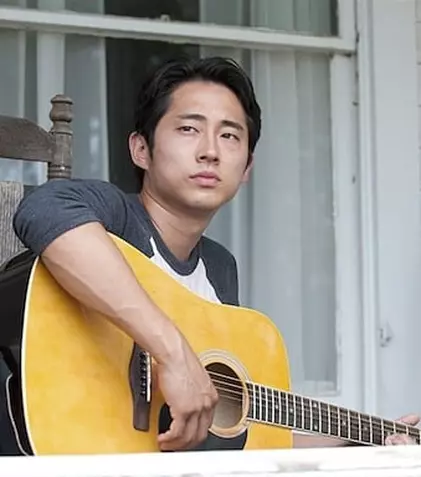 FOTO. Steven Yeun („The Walking Dead”) s-a însurat, alături de colegi