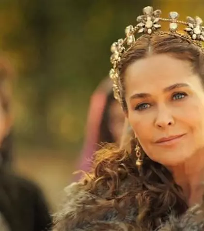 FOTO. Cine e Hülya Avşar, sultana-mamă Safiye din serialul “Kösem”, de la Kanal D
