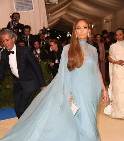 E! difuzează, joi seară, emisiunea „Fashion Police: The 2017 Met Gala”