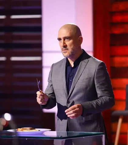 Răzvan Exarhu s-a apucat de scris. Juratul de la „MasterChef” își lansează mâine prima sa carte, „Fericirea e un ac de siguranță”