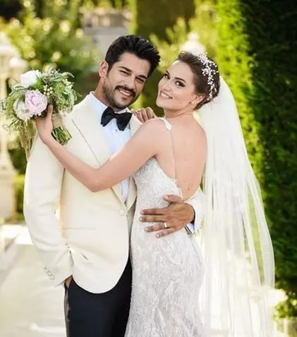 FOTO. Burak Özçivit şi Fahriye Evcen au plecat în luna de miere. Unde se relaxează actorul din „Dragoste infinită”