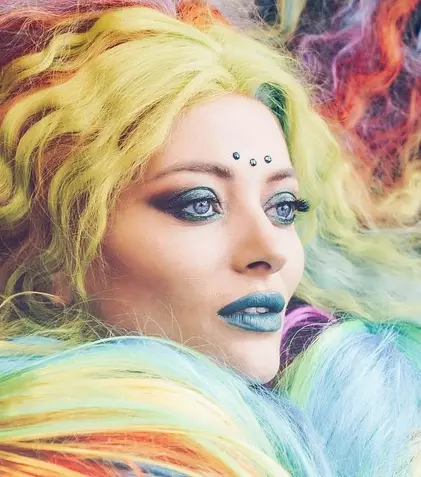 FOTO. Delia cântă la flaut în cel mai nou videoclip, „Verde Împărat”