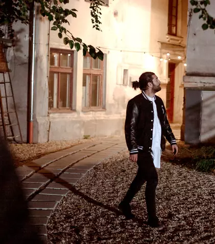 Smiley dansează vals în cel mai recent videoclip