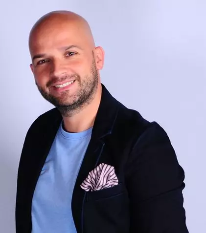 Andrei Ștefănescu va prezenta alături de Nasrin Ameri matinalul de weekend la Antena Stars