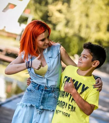 GALERIE FOTO. Cristina Ciobănașu și Victor Popescu, sărbătoriți pe platourile de filmare de la „Fructul oprit”