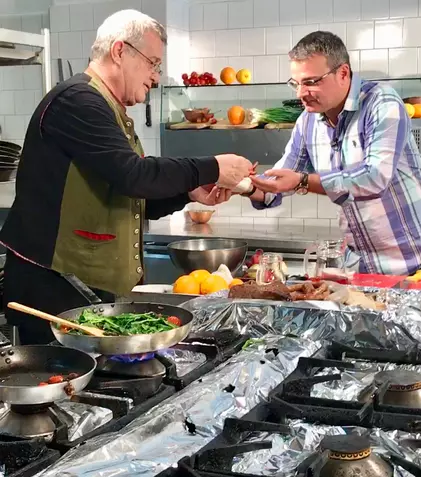 Duminică, la „Politică şi delicateţuri” avem: pui, rom, portocale și „biografia romanţată” a lui Mihai Rădulescu