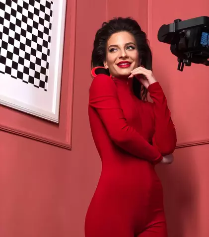 Ana Baniciu a lansat un nou single, #altcineva , o noua piesa care anunta inceputul unei perioade din cariera artistei