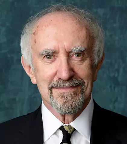 Actorul Jonathan Pryce îl va interpreta pe prințul Philip în ultimele 2 sezoane din „The Crown”