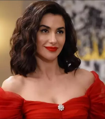 Nesrin Cavadzade a fugit în vacanță ca să uite de problemele din ultima vreme. Ce-a pățit actrița din „Prețul fericirii”