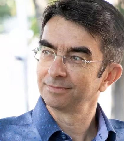 Mihai Găinușă a fost jefuit în plină zi. Imaginile surprinse de camerele de supraveghere
