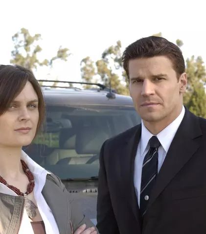 „Cititorii de oase”/„Bones” revine la TV. AXN va difuza toate cele 12 sezoane ale serialului cu Emily Deschanel