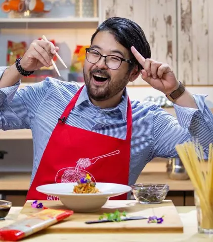 Rikito Watanabe, japonezul care gustă din plin umorul românesc și micii de Dedulești