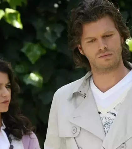 Actorii turci Kıvanç Tatlıtuğ și Beren Saat, din „Iubire ascunsă”, joacă din nou împreună după 12 ani