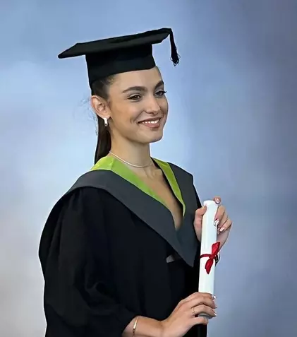Alexia Eram, imagini de la festivitatea de absolvire din Marea Britanie. Cine i-a fost alături și ce surpriză i-a făcut iubitul ei