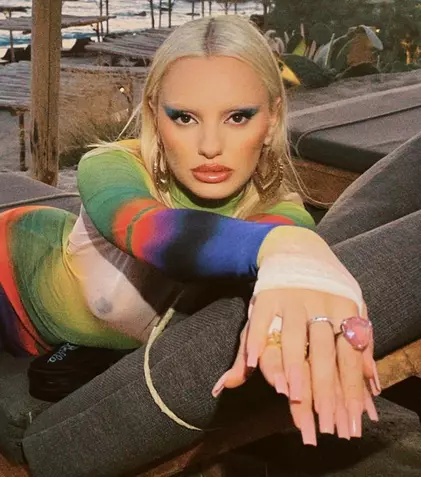 Alexandra Stan, în costumul Evei pe o insulă grecească. Artista a postat pe Instagram fotografii incendiare