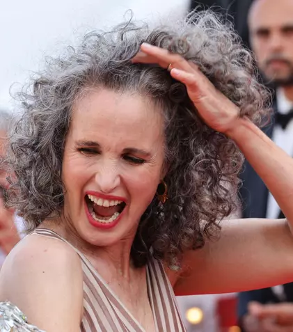 Andie MacDowell și-a etalat părul cărunt la Săptămâna Modei de la Paris. Ce i s-a întâmplat pe podium