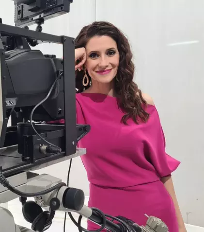 Ce condiție a primit Iuliana Tudor când a debutat ca prezentatoare TV: „O să-ţi tăiem părul acesta lung”. EXCLUSIV