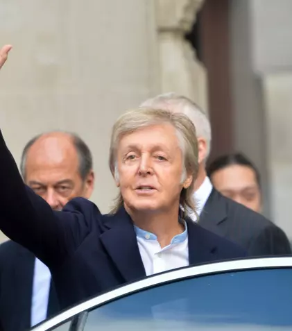 Cum arată Paul McCartney la 80 de ani. Artistul, surprins la plajă alături de soţia sa