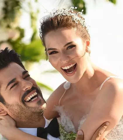 Cum arată soția lui Burak Özçivit la doar 6 luni de când a devenit mamă. „Monica Bellucci de Turcia”