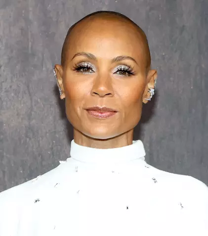 Cum arată acum Jada Pinkett Smith, după ce a început să îi crească părul. Soția lui Will Smith suferă de alopecie 