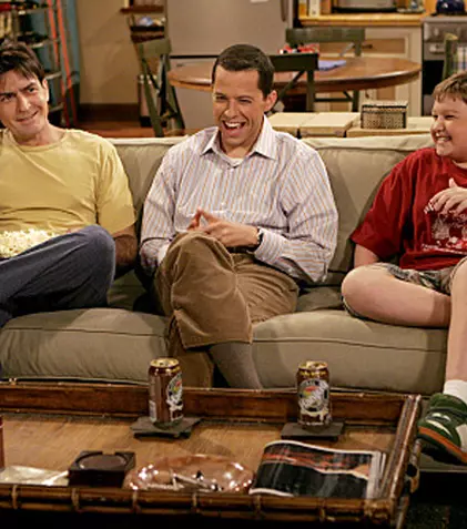 Charlie Sheen, starul din „Doi bărbați și jumătate”, lucrează la o carte autobiografică. Ce mai fac foștii colegi de serial