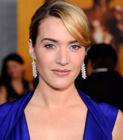Kate Winslet îşi ţine Oscarul în baie