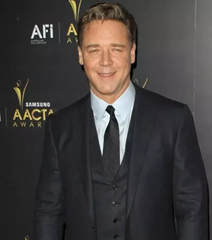 Russell Crowe își ascunde iubitele de fiii săi