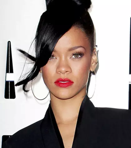 Rihanna vrea să fie contactată de bunica ei moartă