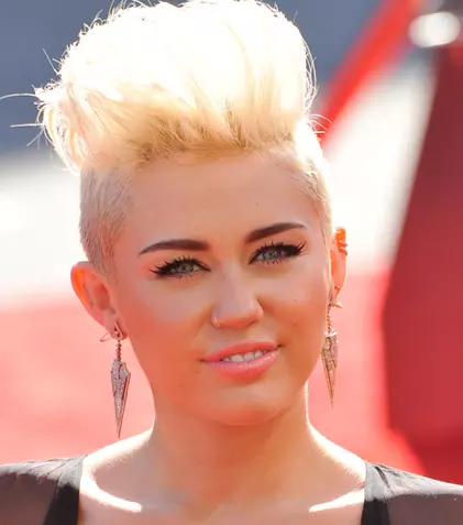 Miley Cyrus regretă că n-a făcut liceul