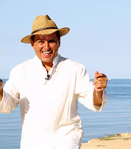 Nea Mărin fugăreşte vedetele pe plajă la Mamaia