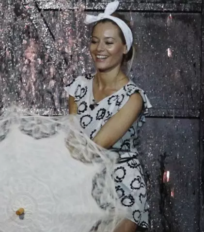 Laura Cosoi, în graţiile lui Nea Mărin la "Serviţi,vă rog"