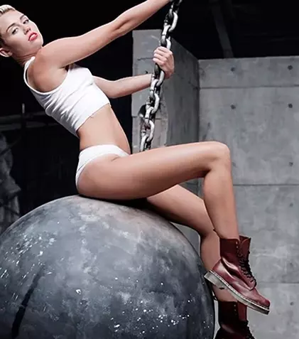 Miley Cyrus e dezbrăcată cu un motiv