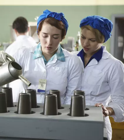 Serialul "Fetele bombă" începe diseară la Film Cafe