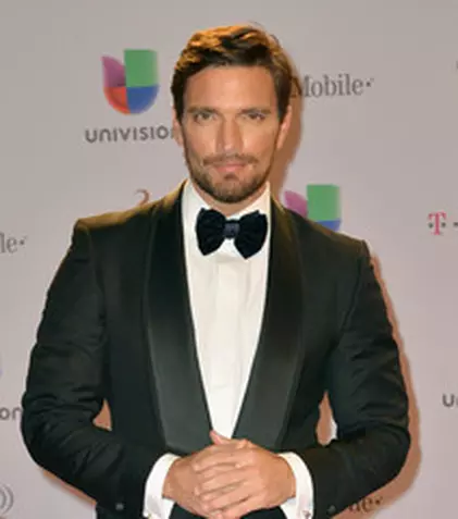 Julian Jil, tare mândru de iubita lui mai tânără