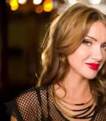 Otilia a lansat videoclipul "On fire"