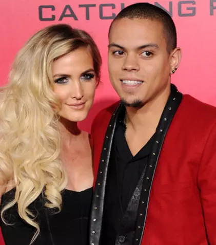 Ashlee Simpson s-a logodit de Revelion