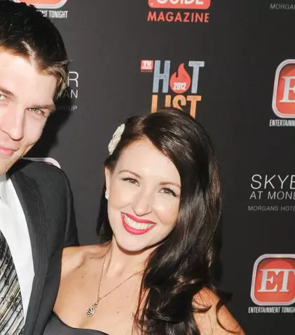 Liam McIntyre („Spartacus”) s-a căsătorit cu actriţa Erin Hasan