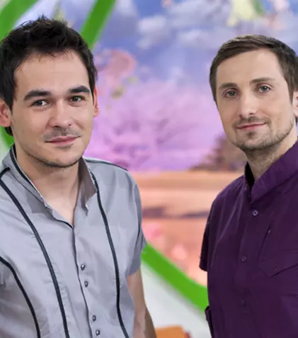 Răzvan şi Dani: unul în carantină, altul sub soarele Africii în vacanţă