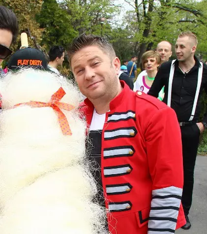 Smiley şi Bartoş lansează piesa “Cu fuioru” în prima semifinală „Românii au talent”