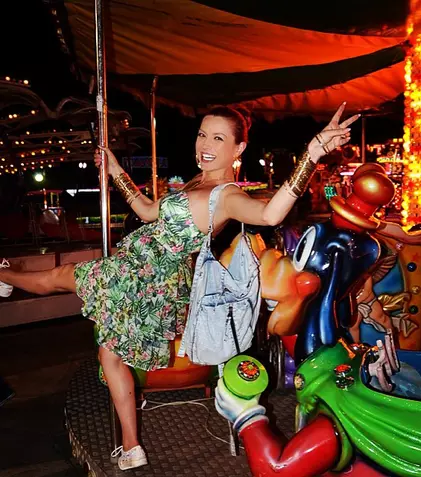 FOTO: Elena Gheorghe s-a distrat cu fiul ei pe litoral 