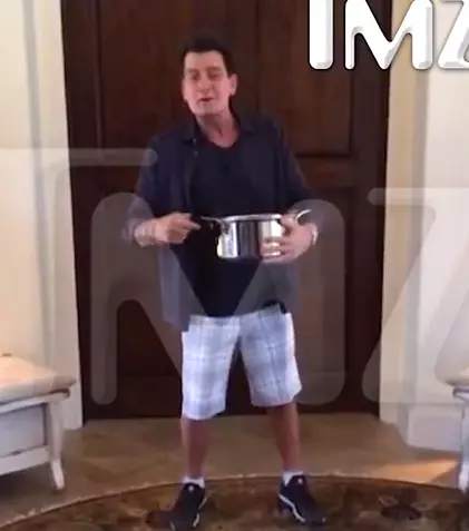 VIDEO. Charlie Sheen a participat la provocarea găleţii cu gheaţă într-un mod ieşit din comun