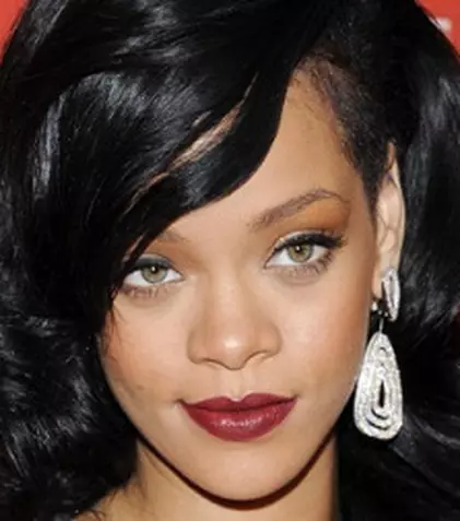 Rihanna se implică în fotbal?