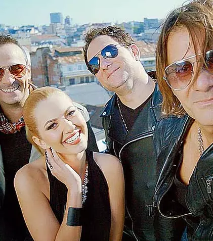 Lidia Buble şi Direcţia 5 au lansat piesa „Forever Love” 