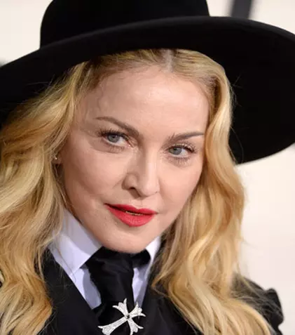 Madonna își scoate la licitație rochia de mireasă 