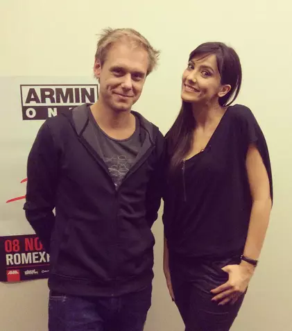 Alexandra Bădoi l-a întâmpinat pe Armin Van Buuren cu țuică 