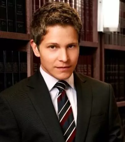 Matt Czuchry, sexy fără efort în „Soţia perfectă”