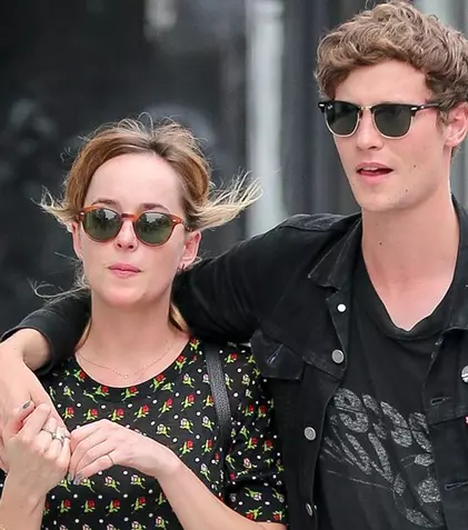 Dakota Johnson s-a despărțit de iubit înainte de lansarea „50 Shades of Grey"