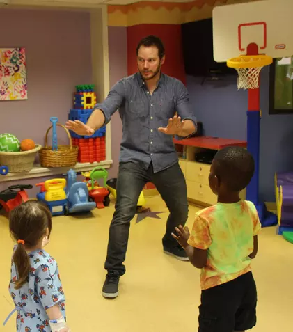 Chris Pratt a rejucat „Jurassic World” pentru copiii spitalizați