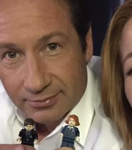 Gillian Anderson lansează o campanie pentru „LEGO X-Files”