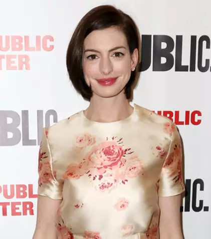 Anne Hathaway s-a fotografiat pe plajă. Cum arată vedeta însărcinată